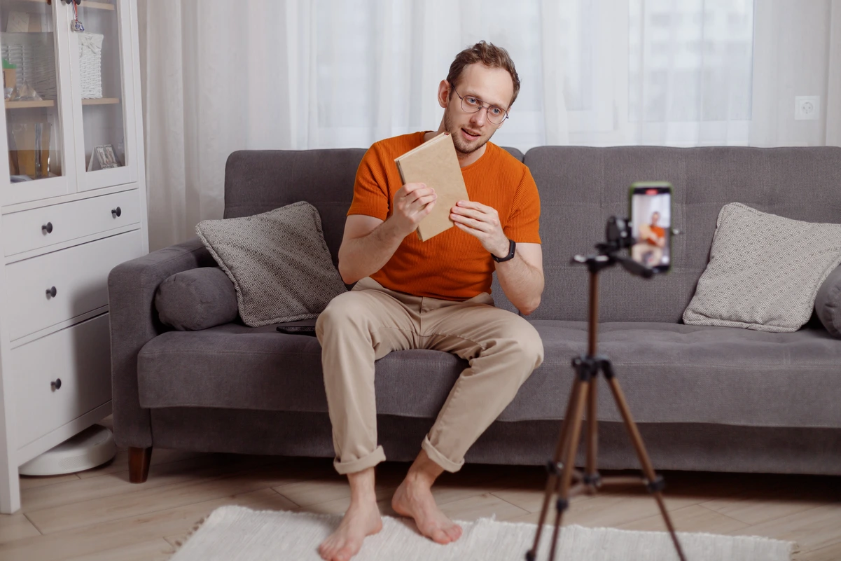 Hombre de mediana edad grabando video en casa, demostrando que la edad no limita el éxito en redes.