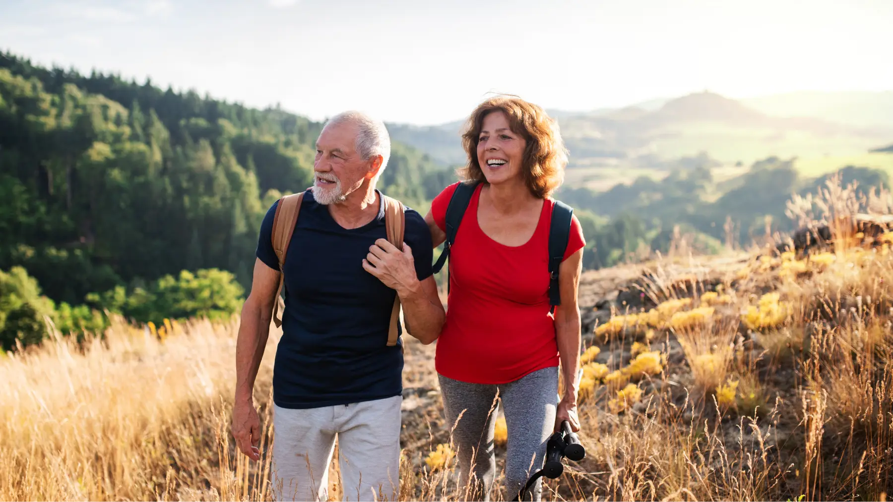 Pareja mayor disfrutando de un paisaje al atardecer mientras reflexionan sobre el futuro de las pensiones en España.