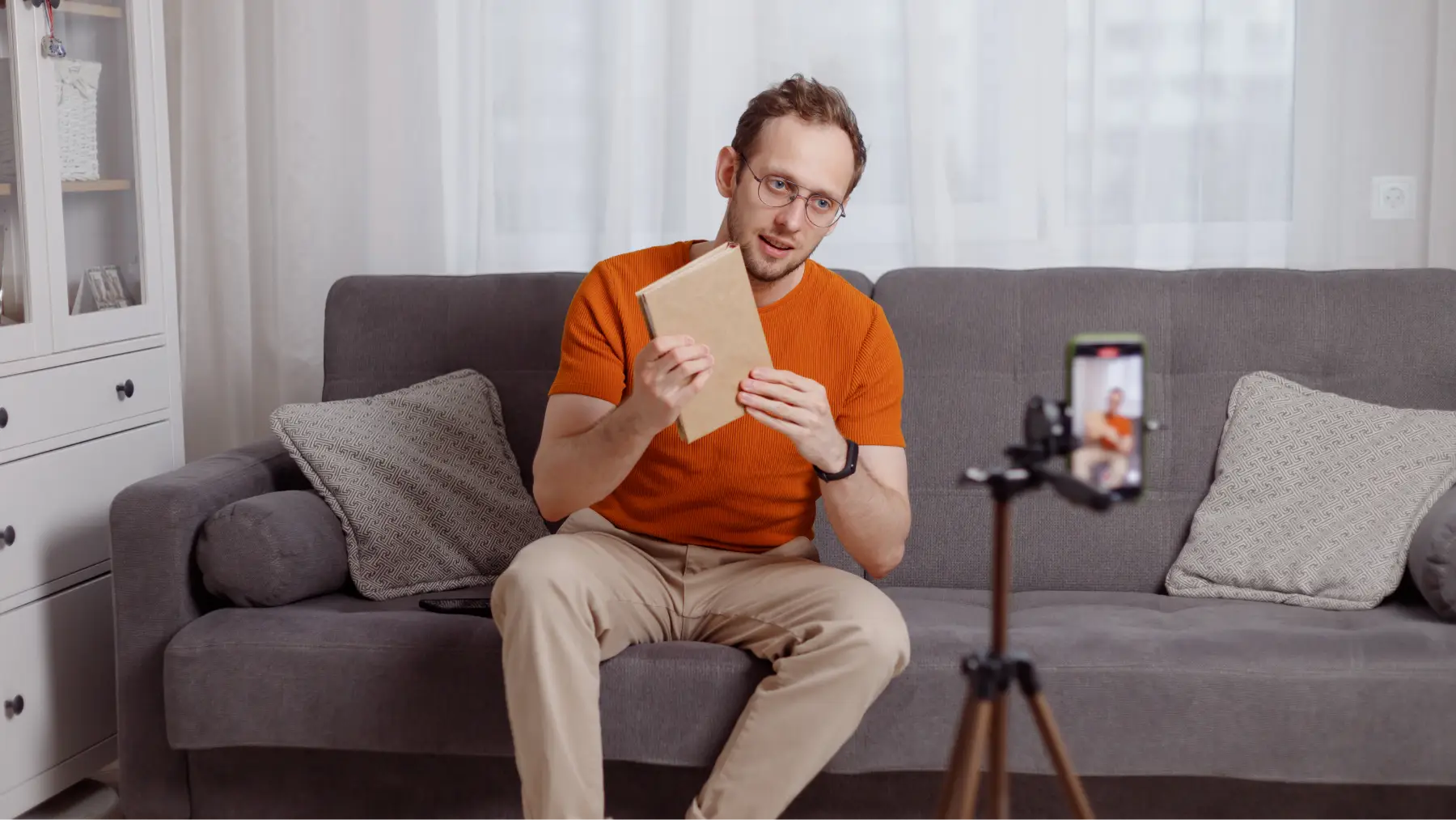 Hombre de mediana edad grabando video en casa, demostrando que la edad no limita el éxito en redes.