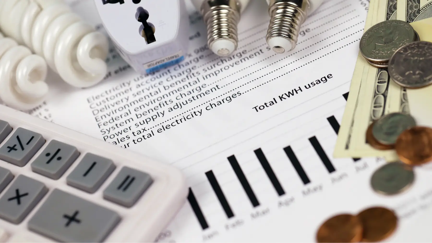 Factura de luz con bombillas y dinero encima, simbolizando el consumo eléctrico.