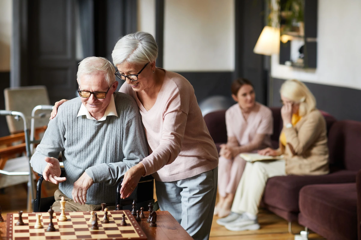 Una parella gran juga als escacs com a activitat per prevenir l'Alzheimer i mantenir la ment activa.
