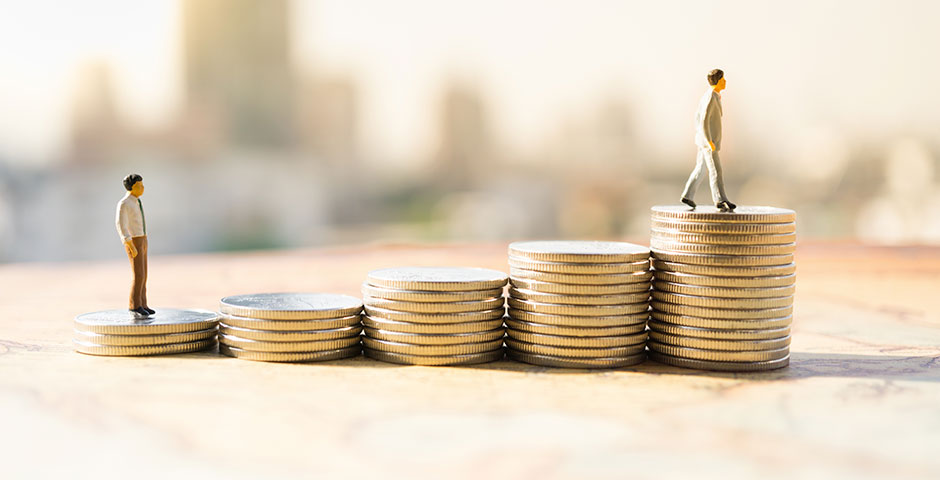 Figuras caminando sobre pilas de monedas representando la Renta Mínima de Inserción.