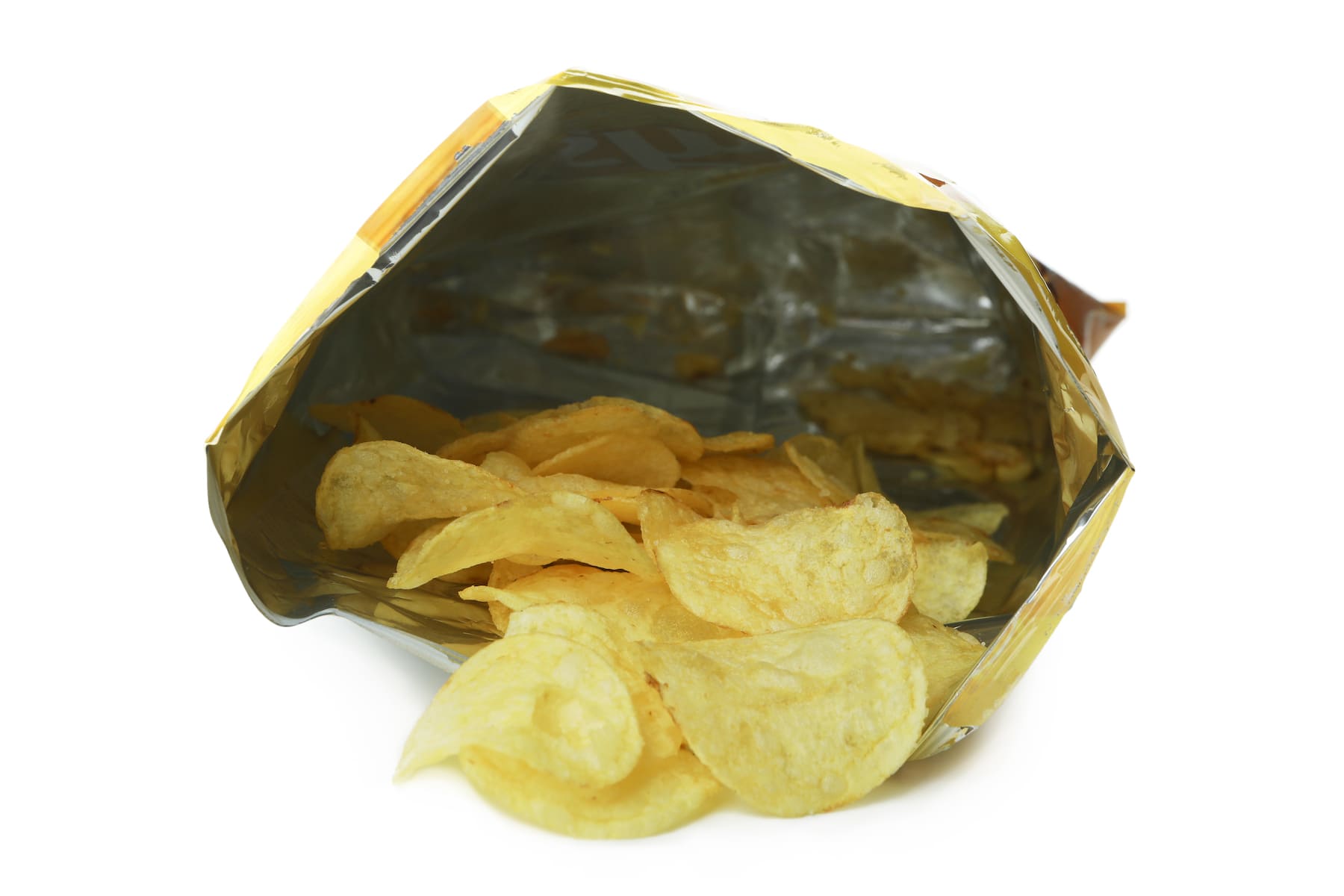 Una bossa de patates fregides semibuida il·lustrant la reduflació i engany al consumidor.