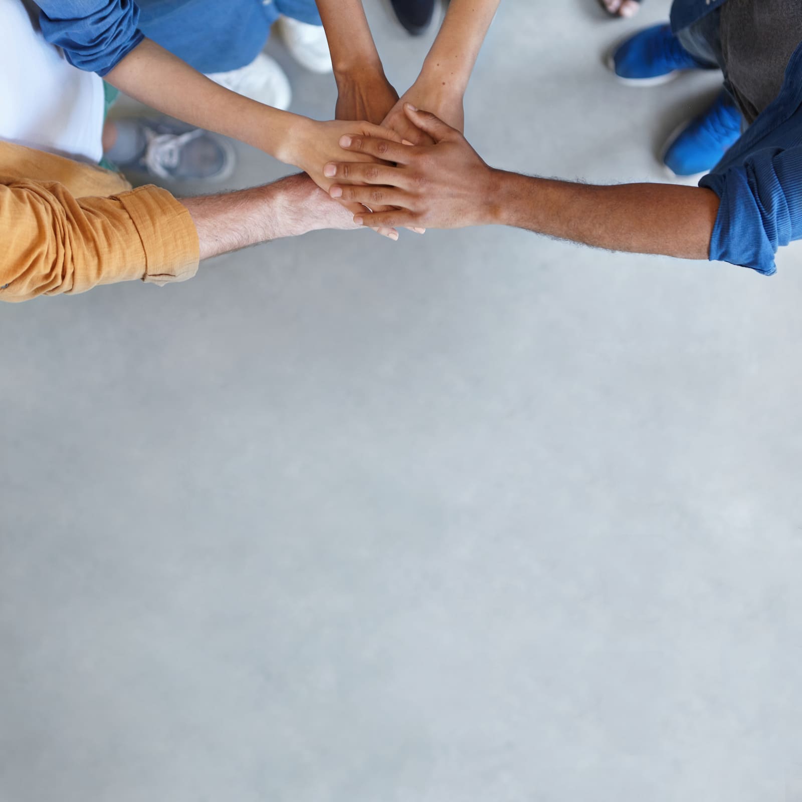 Mans unides simbolitzant col·laboració en els diferents règims de cotització de la Seguretat Social.
