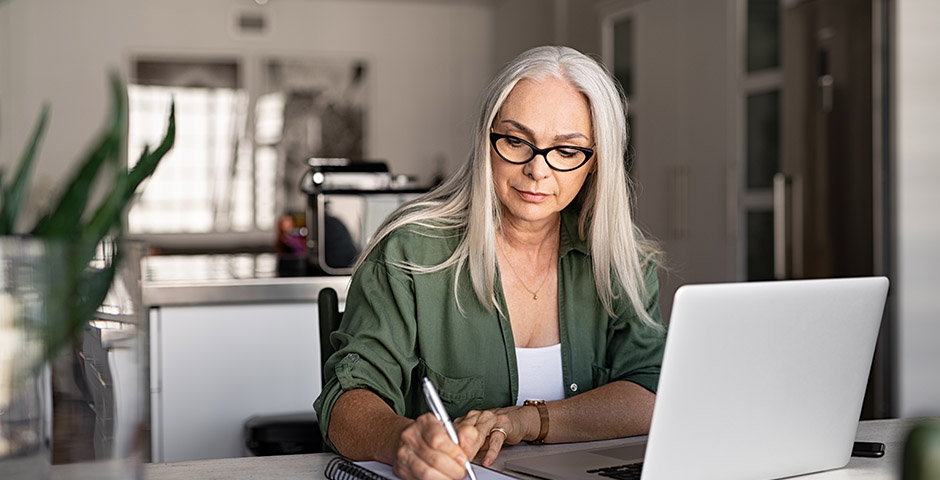 Mujer completando formularios con un asesor, revisando los requisitos para la jubilación.