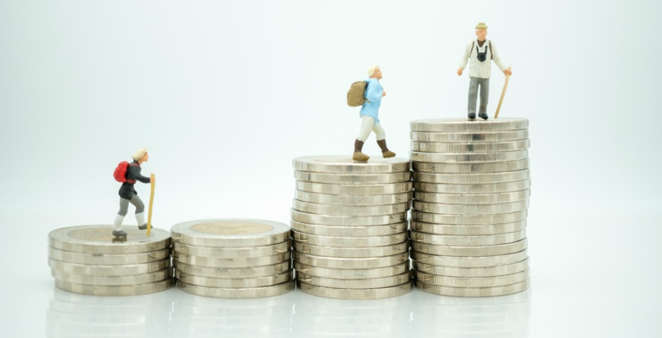 Figuras caminando sobre pilas de monedas, simbolizando seguros de vida para mayores de 50 años.