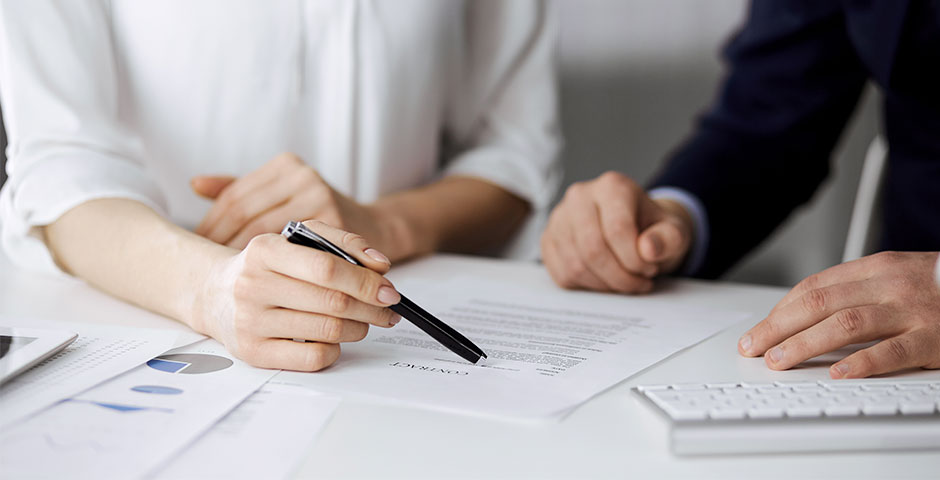 Dos personas revisando y firmando documentos, cumpliendo con los requisitos para sellar el paro.