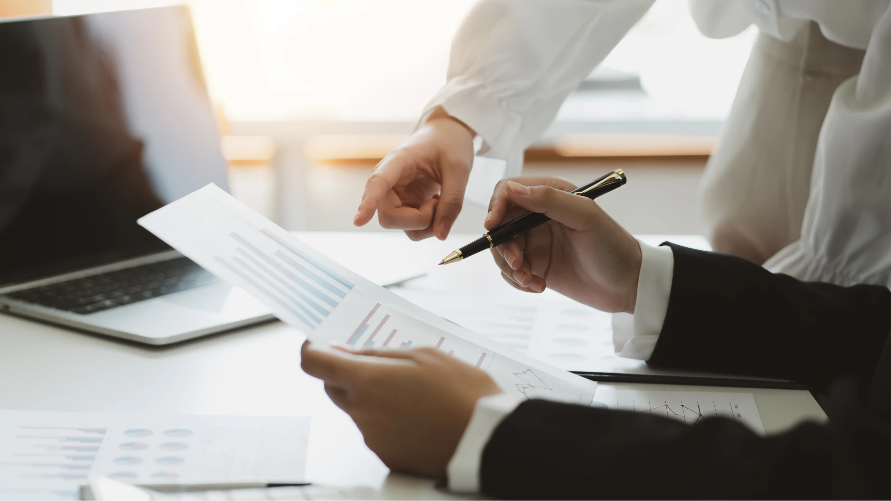Dos personas revisando y firmando documentos, cumpliendo con los requisitos para sellar el paro.