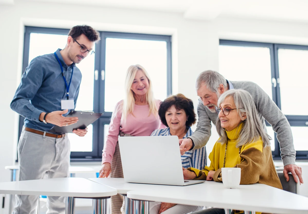 Grupo de personas mayores aprendiendo sobre la transformación del mercado en Silver Economy.