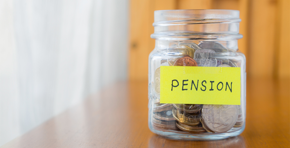 Flascó ple de monedes amb etiqueta Pension, representant els sistemes de pensions a la resta del món.