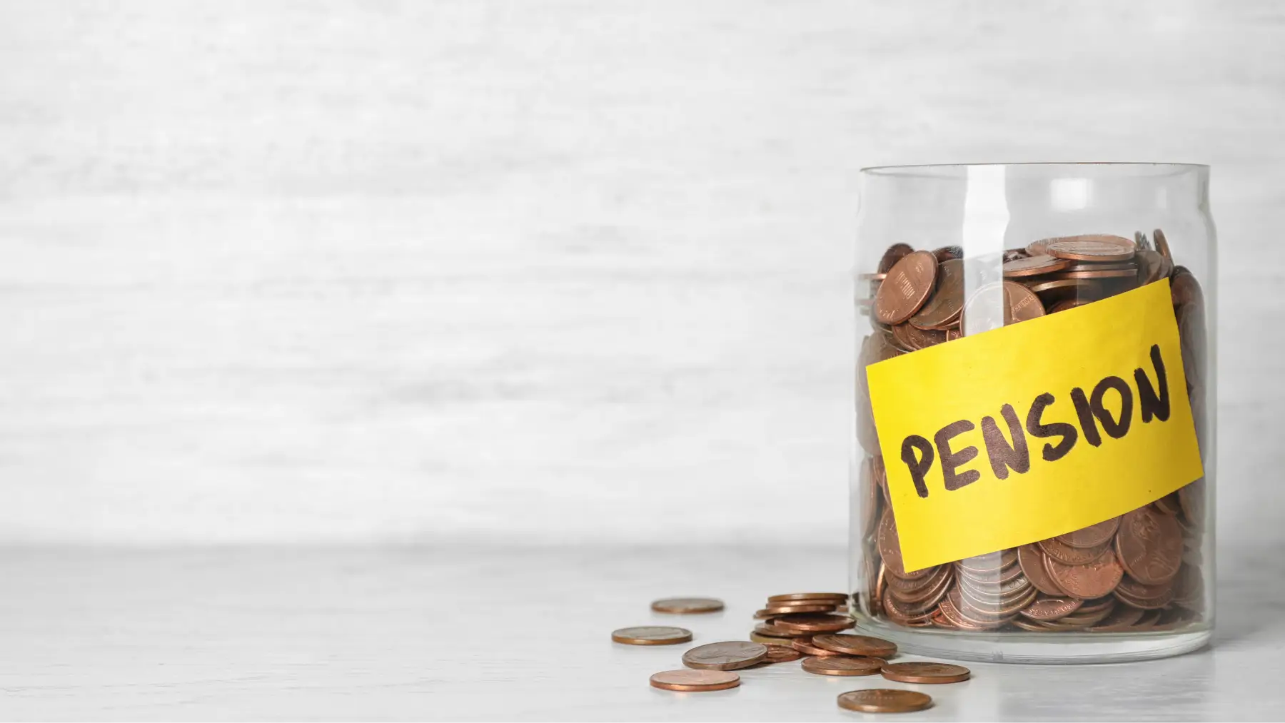 Frasco lleno de monedas con etiqueta Pension, representando los sistemas de pensiones en el resto del mundo.