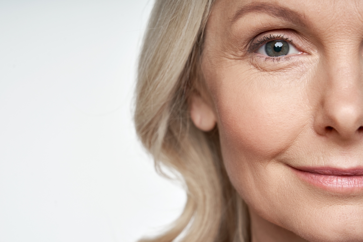 Rostro de mujer mayor sonriendo, simbolizando el subsidio para mayores de 52 años.