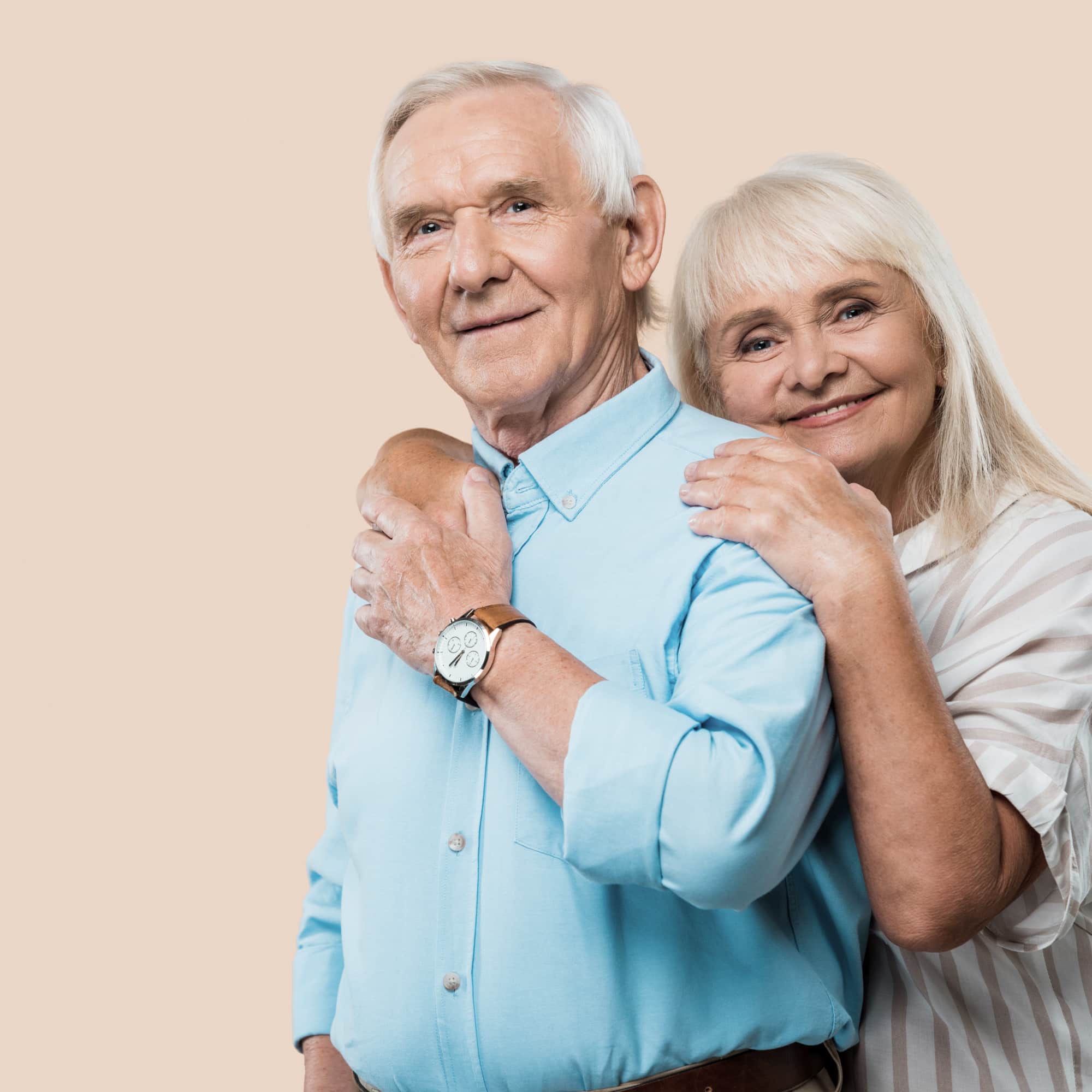 Pareja de adultos mayores sonrientes, representando la ayuda o subsidio para mayores de 55 años.