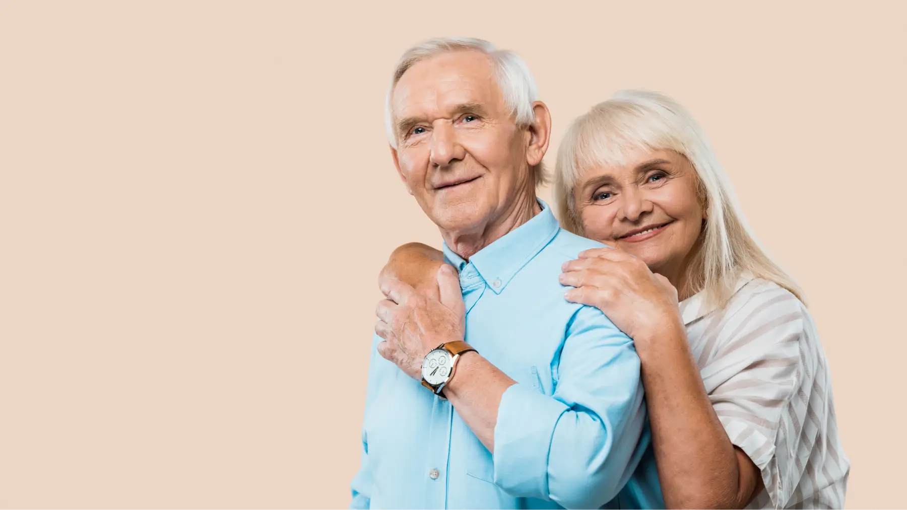 Pareja de adultos mayores sonrientes, representando la ayuda o subsidio para mayores de 55 años. 