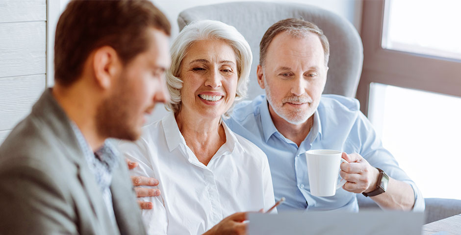 Parella somrient rebent assessorament sobre diferents tipus de plans de pensions.