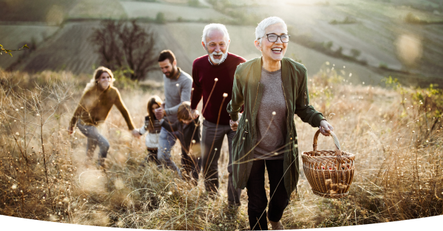 imagen familia paseando por el campo