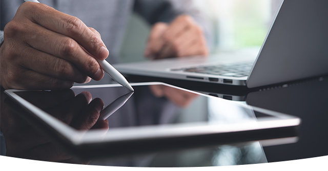 Persona trabajando con lápiz en tablet