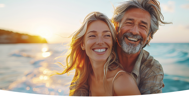 imagen pareja sonriente con mar de fondo