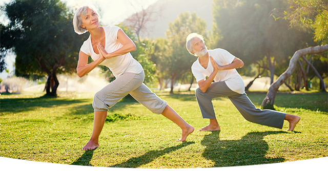 imagen pareja mediana edad practicando yoga