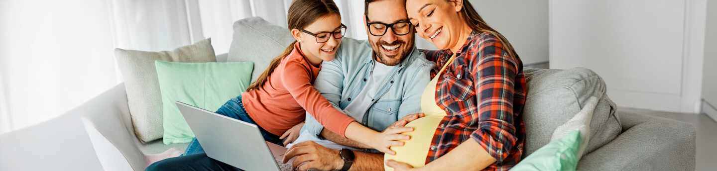Familia en el sofa, padre, madre e hija