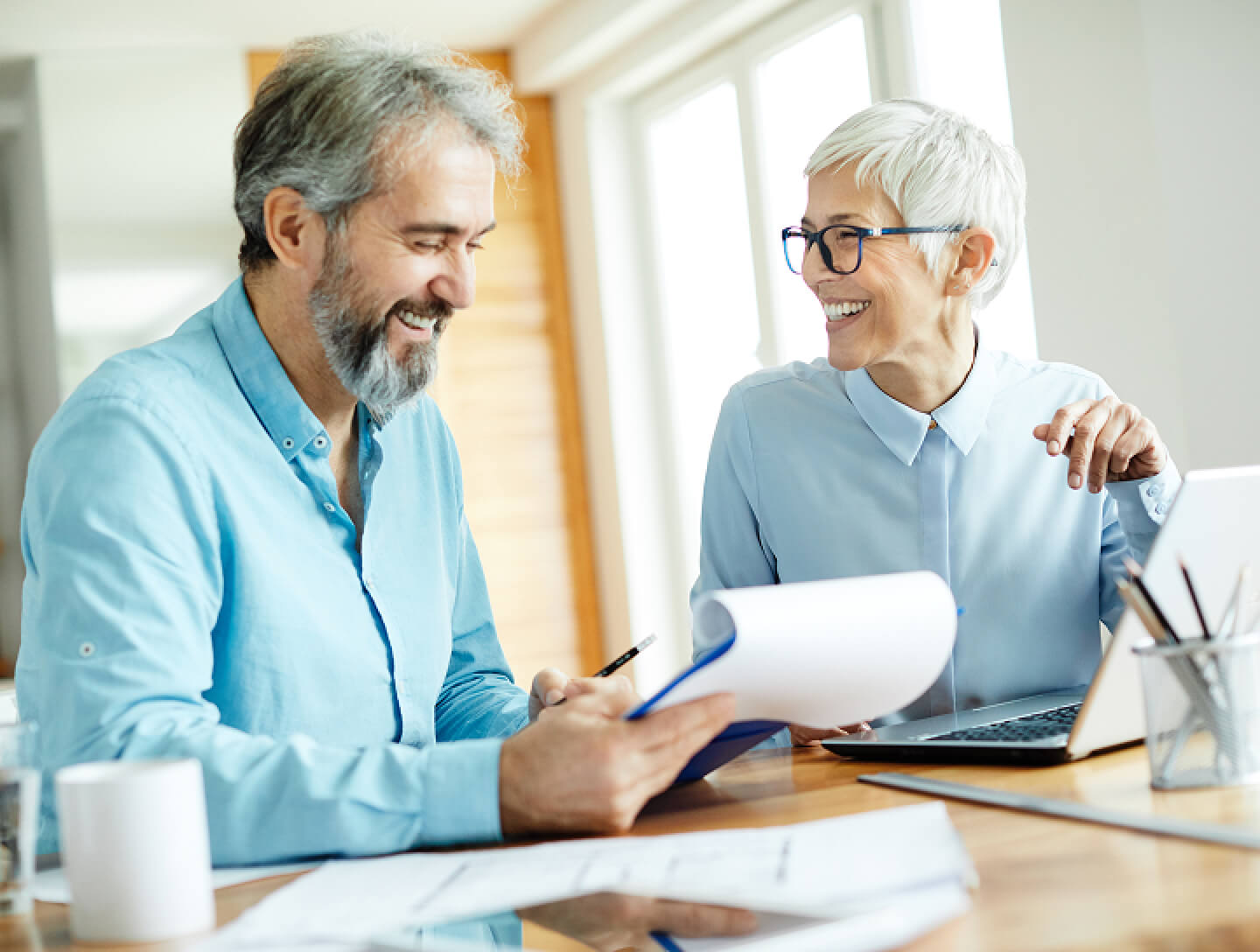 Dona i home revisant el pla de pensions d’ocupació