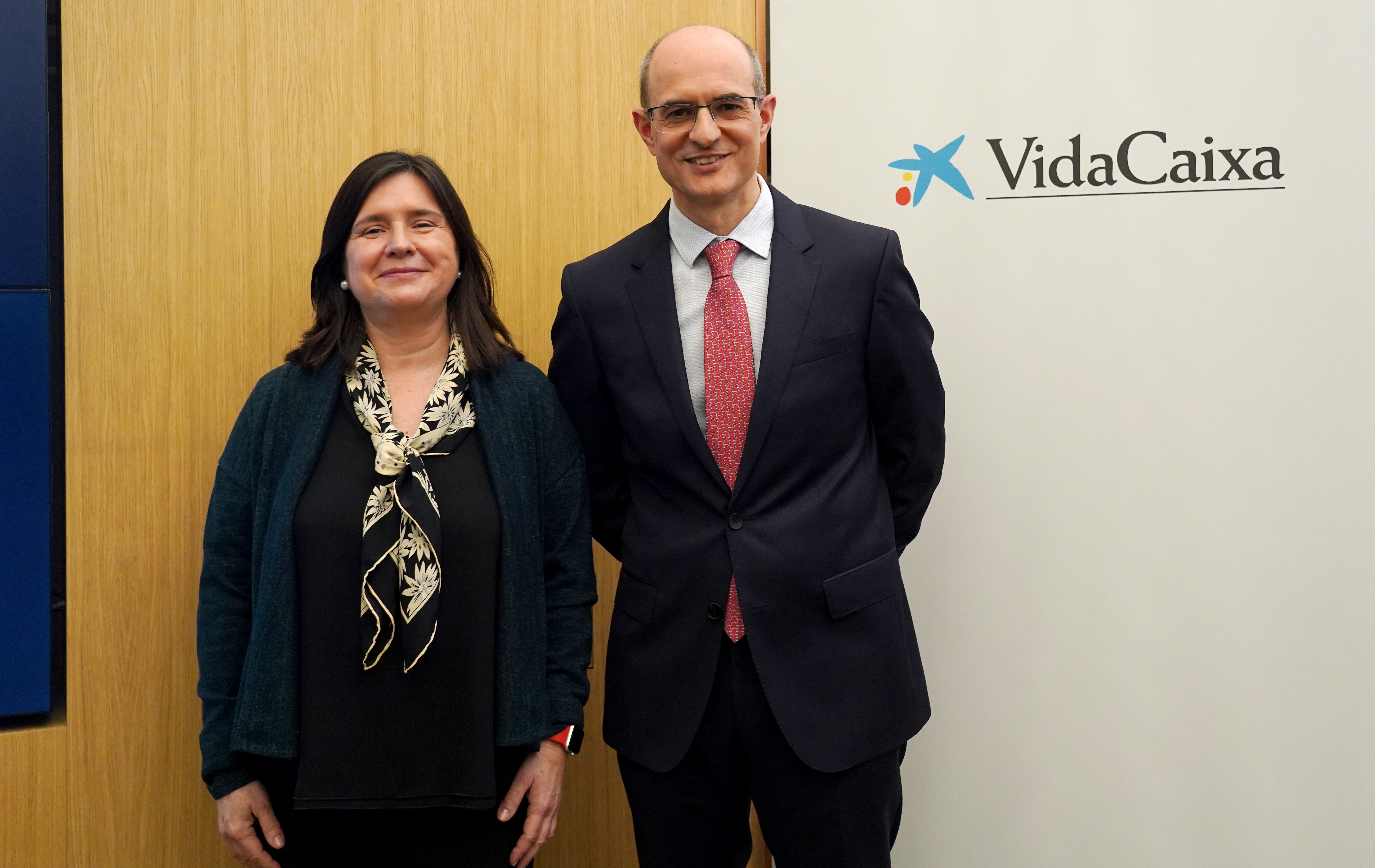 De derecha a izquierda: Javier Valle, consejero director general de VidaCaixa, y Carmen Gimeno, directora general adjunta de VidaCaixa